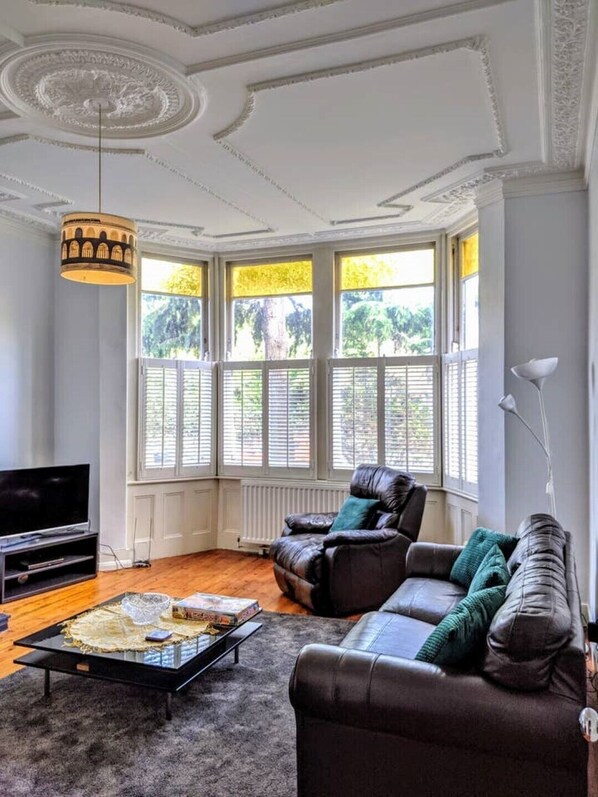 Téléviseur connecté, lecteur de DVD, livres, sélection de films