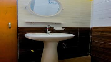 Standard Double Room | Bathroom | Shower, towels