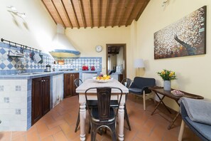 Dining - Delightful apartment with 2 bedrooms each with a private bathroom in city's heart. (Firenze)