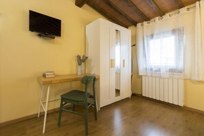 Interior - Delightful apartment with 2 bedrooms each with a private bathroom in city's heart. (Firenze)
