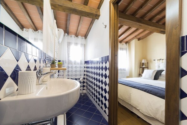 2 bedrooms, WiFi - Delightful apartment with 2 bedrooms each with a private bathroom in city's heart. (Firenze)