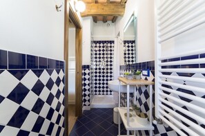 Douche, articles de toilette (gratuits), bidet