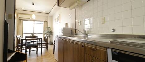 Réfrigérateur, micro-ondes, plaque de cuisson