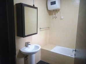 Apartment | Bathroom | Separate tub and shower, towels - Amara Suites Milverton (Lagos)