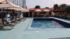 Outdoor pool - Amara Suites Milverton (Lagos)