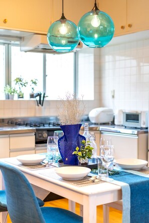 Køleskab, mikrobølgeovn, kogeplade, køkkentøj/tallerkener/redskaber