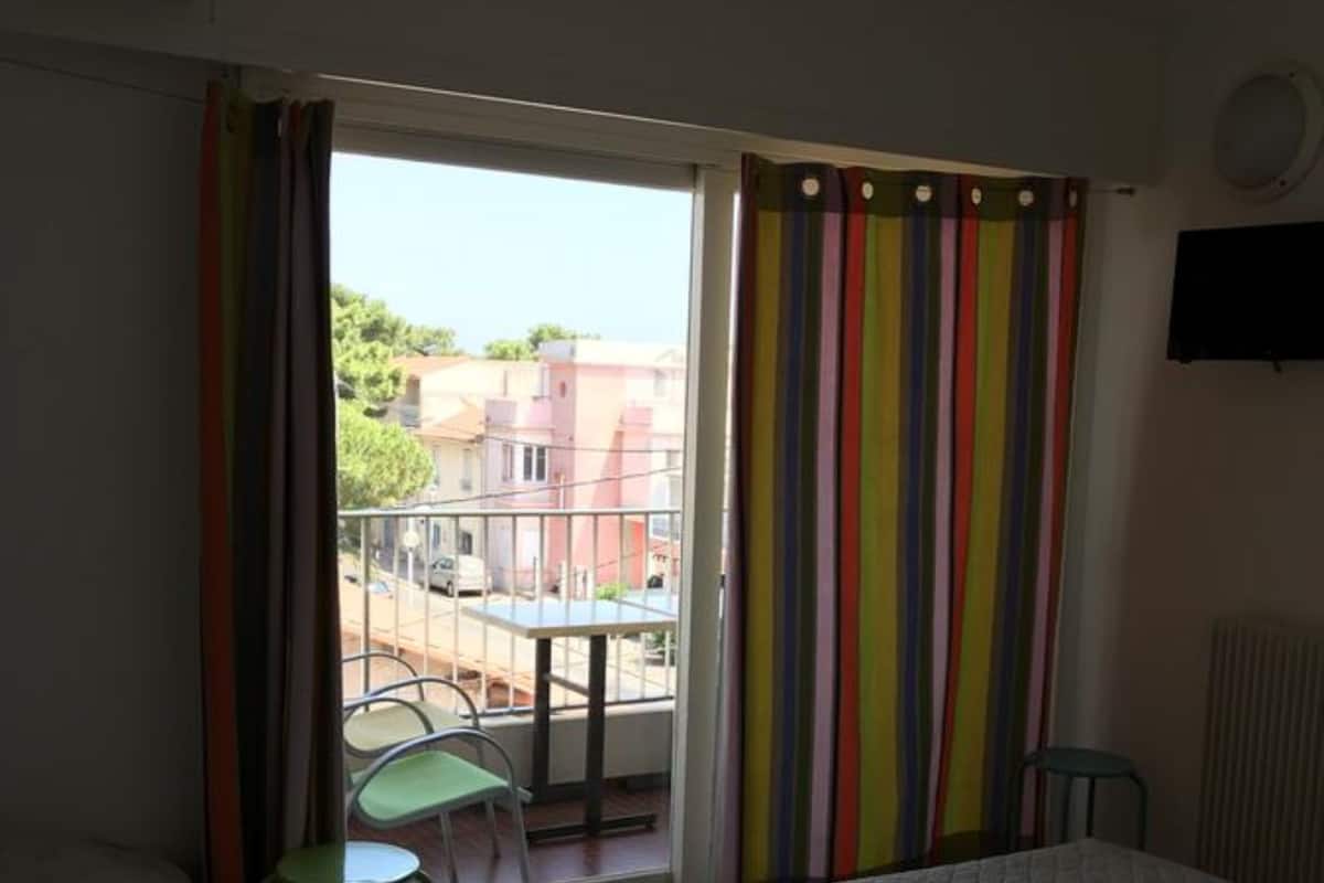 Triple Room | In-room safe, iron/ironing board (on request), WiFi (free)