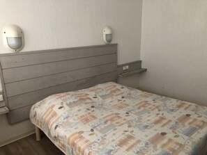 Tweepersoonskamer, balkon | Een kluis op de kamer, individueel gedecoreerd, individueel gemeubileerd