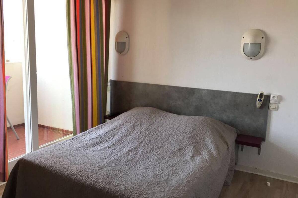 Double Room | In-room safe, iron/ironing board (on request), WiFi (free)