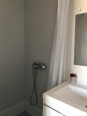Double Room | Bathroom sink - Hotel Le Pescadou (Argelès-sur-Mer)