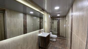 Luxury Triple Room | Bathroom