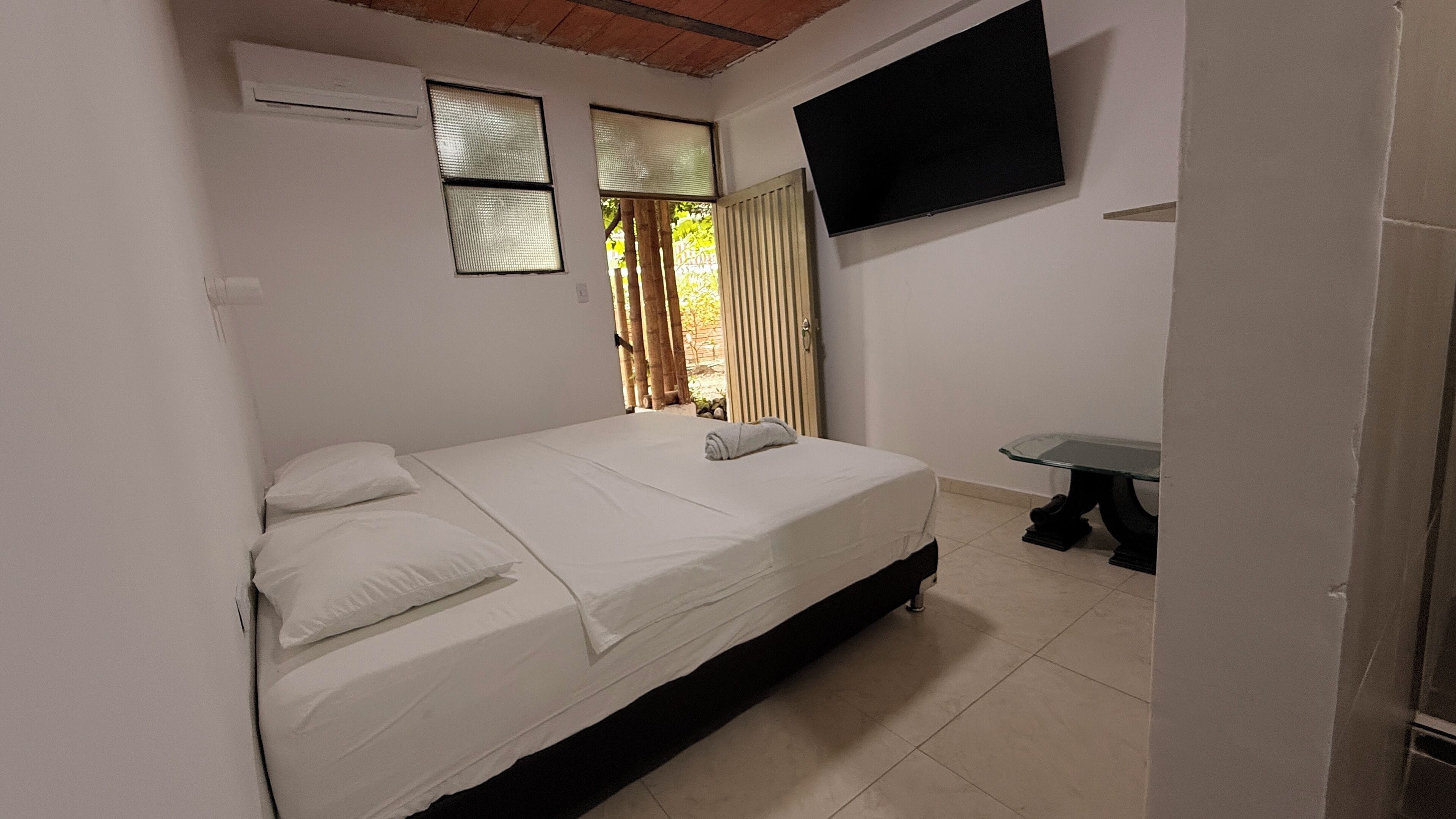 Habitación doble, 1 cama de matrimonio grande, accesible en silla de ruedas, vistas al patio | Wifi gratis y ropa de cama