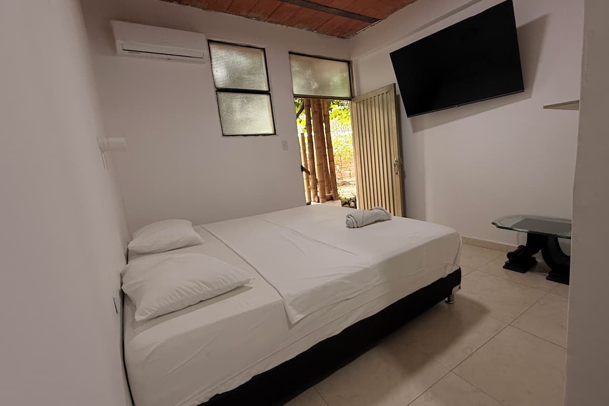 Double Room, 1 King Bed, Mobility Accessible, Courtyard View