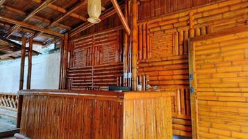 Majoituspaikan julkisivu illalla/yöllä