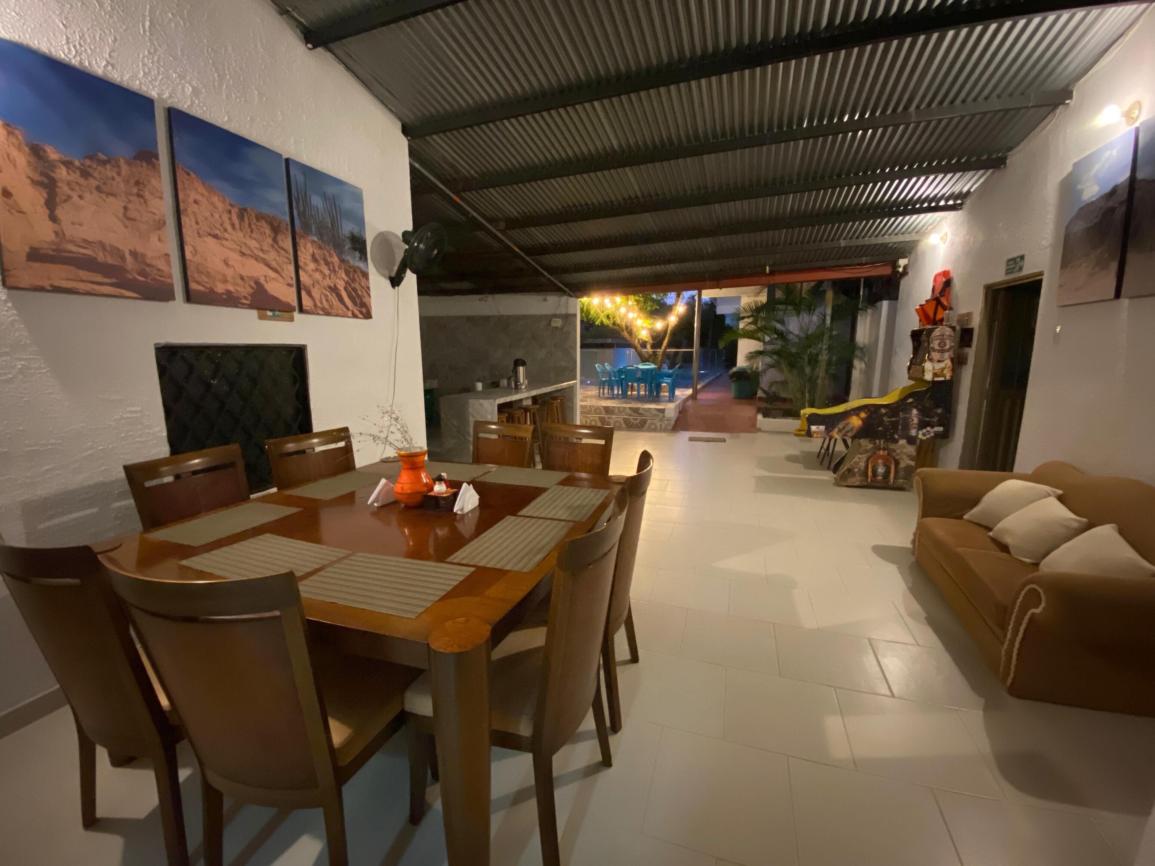 Refrigerador, parrilla de estufa, utensilios de cocina y congelador 