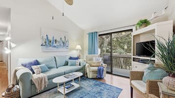 Condo, 3 Bedrooms | Living area