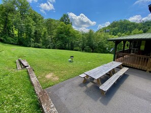 Outdoor dining - Dogwood Acre 3 Bedroom Cabin by RedAwning (Sevierville)