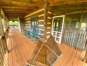 Outdoor dining - Dogwood Acre 3 Bedroom Cabin by RedAwning (Sevierville)