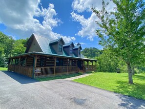 Exterior - Dogwood Acre 3 Bedroom Cabin by RedAwning (Sevierville)