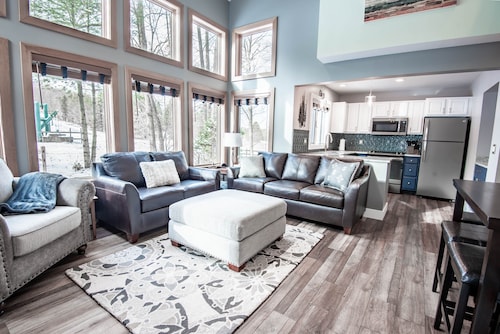 Ski-in/ski-out Disciples Village Condo | Gas Fireplace | 5 BR | Sleeps 18!