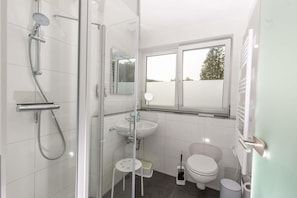 Comfort Apartment (Smilla) | Bathroom | Hair dryer, towels