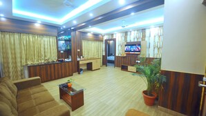 Una sala de estar moderna con un sofá, una mesa de centro y un televisor.