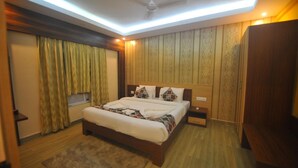 Un dormitorio con una cama grande, cabecera de madera y ventilador de techo.