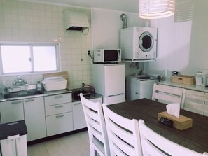 Kjøleskap, mikrobølgeovn, kokeplater og kjøkkenutstyr