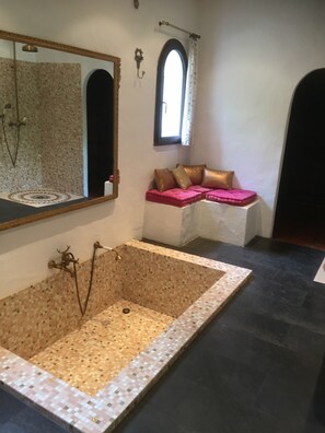 Bathtub, hair dryer, towels, soap - Magnificent Provencal house with private pool and waterfall in the Gulf of St Tropez (Grimaud)