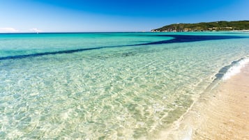Ubicación cercana a la playa, tumbonas y toallas de playa