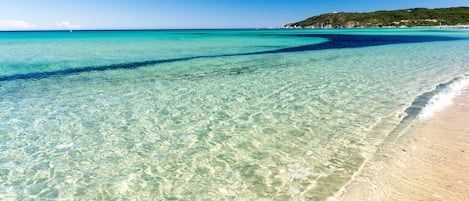 Nära stranden, solstolar och strandhanddukar