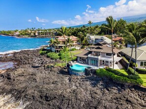 An infinity pool, a heated pool - Ali'i Point #9: Lavish Oceanfront Home w/Pool & Spa- Relax & Watch the Waves (Kailua Kona)