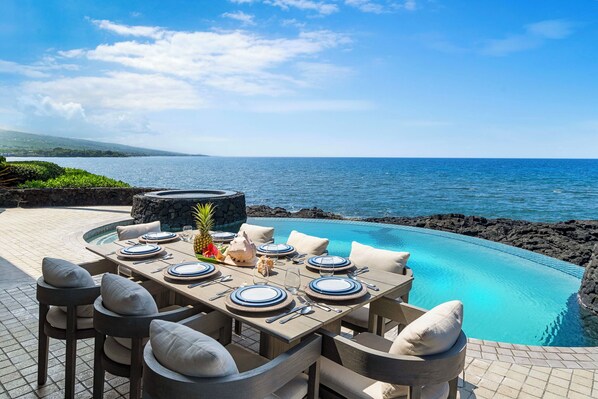 Outdoor dining - Ali'i Point #9: Lavish Oceanfront Home w/Pool & Spa- Relax & Watch the Waves (Kailua Kona)