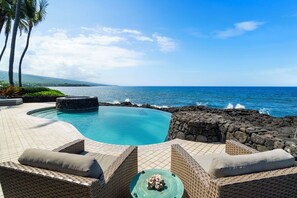 An infinity pool, a heated pool - Ali'i Point #9: Lavish Oceanfront Home w/Pool & Spa- Relax & Watch the Waves (Kailua Kona)