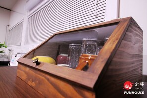 Réfrigérateur, micro-ondes, batterie de cuisine, vaisselle et ustensiles