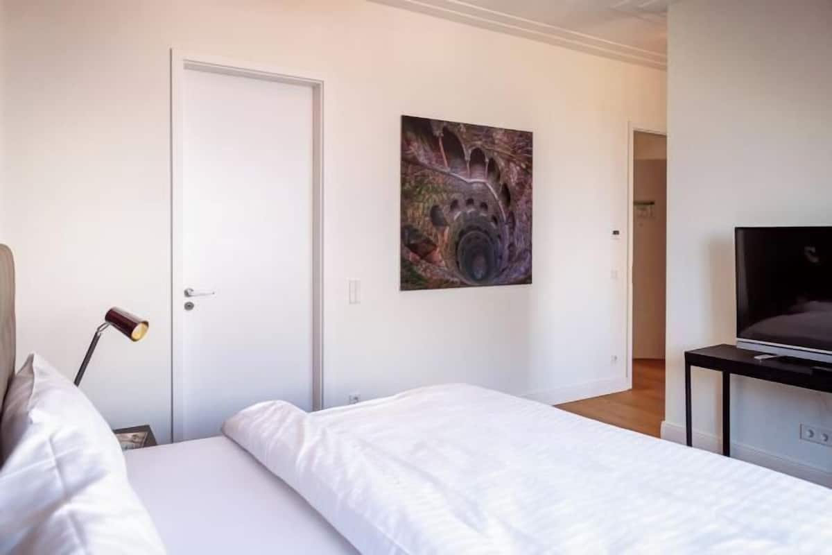 Cofres nos quartos, cortinas blackout, quartos à prova de som