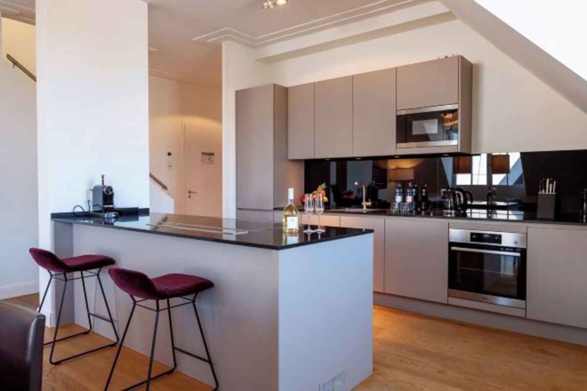 Private kitchen | Full-size fridge, microwave, oven, stovetop