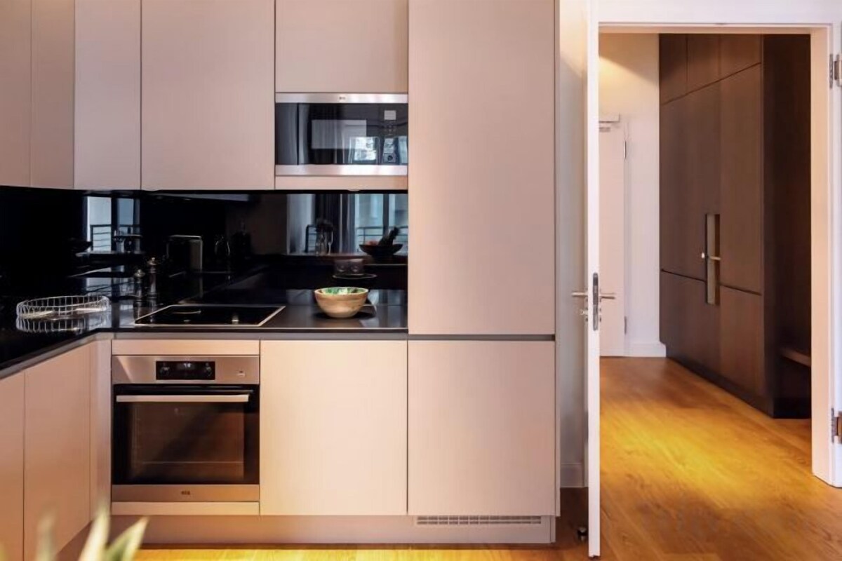 Private kitchen | Full-size fridge, microwave, oven, stovetop