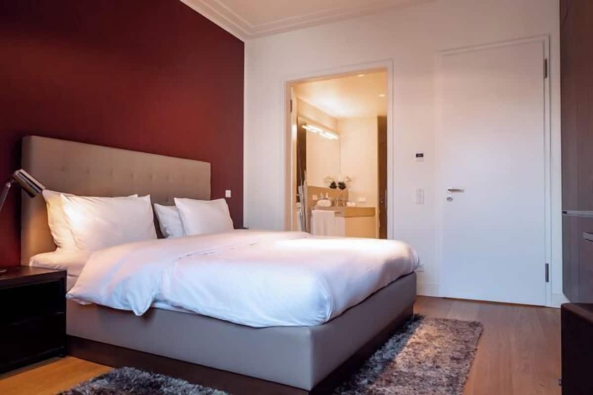 Cofres nos quartos, cortinas blackout, quartos à prova de som