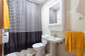 Ensemble douche/baignoire, sèche-cheveux, bidet