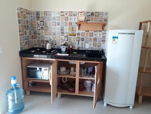 ثلاجة، ميكروويف، موقد طهي مسطح، غلّاية كهربائية