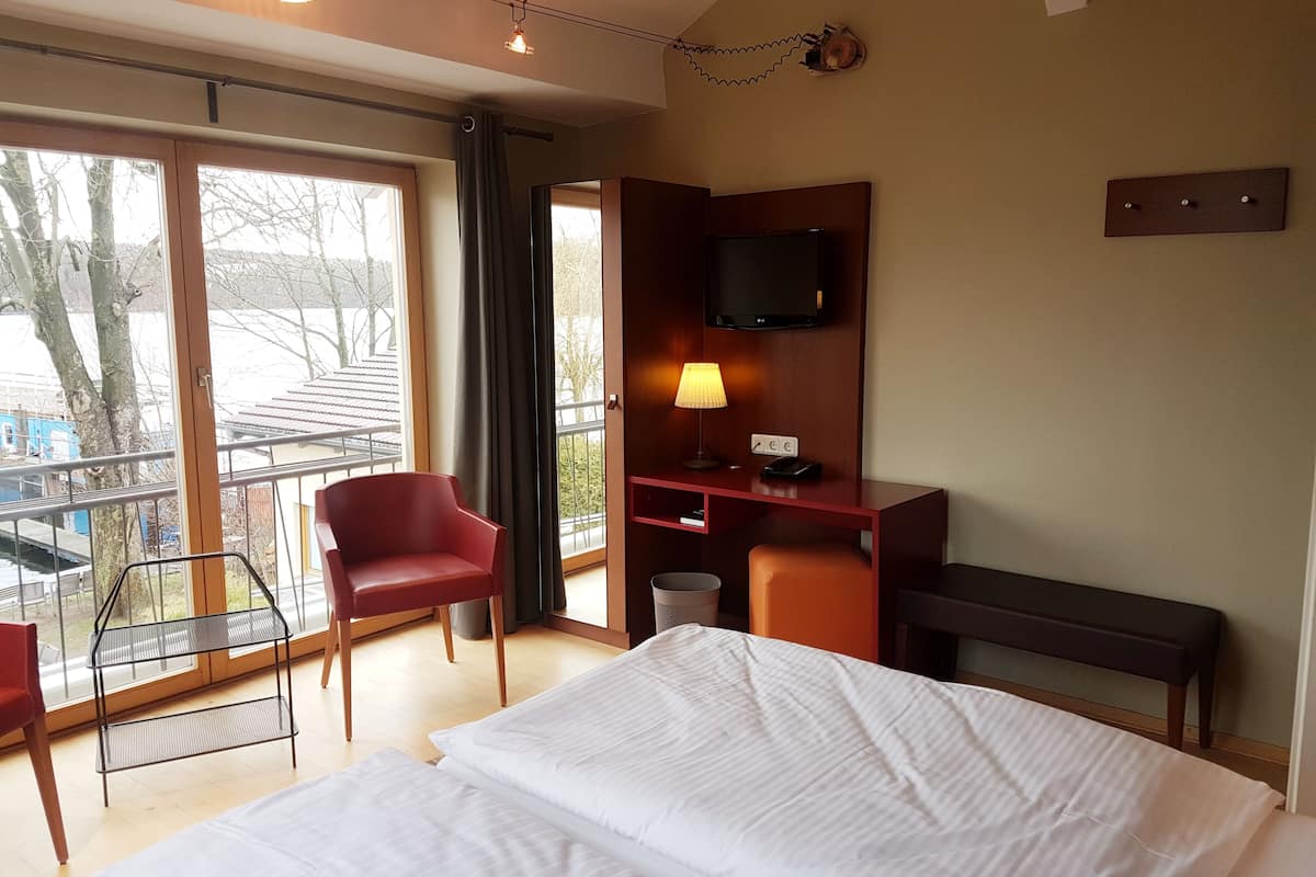 double room (seeblick) | desk, cots/infant beds, rollaway beds