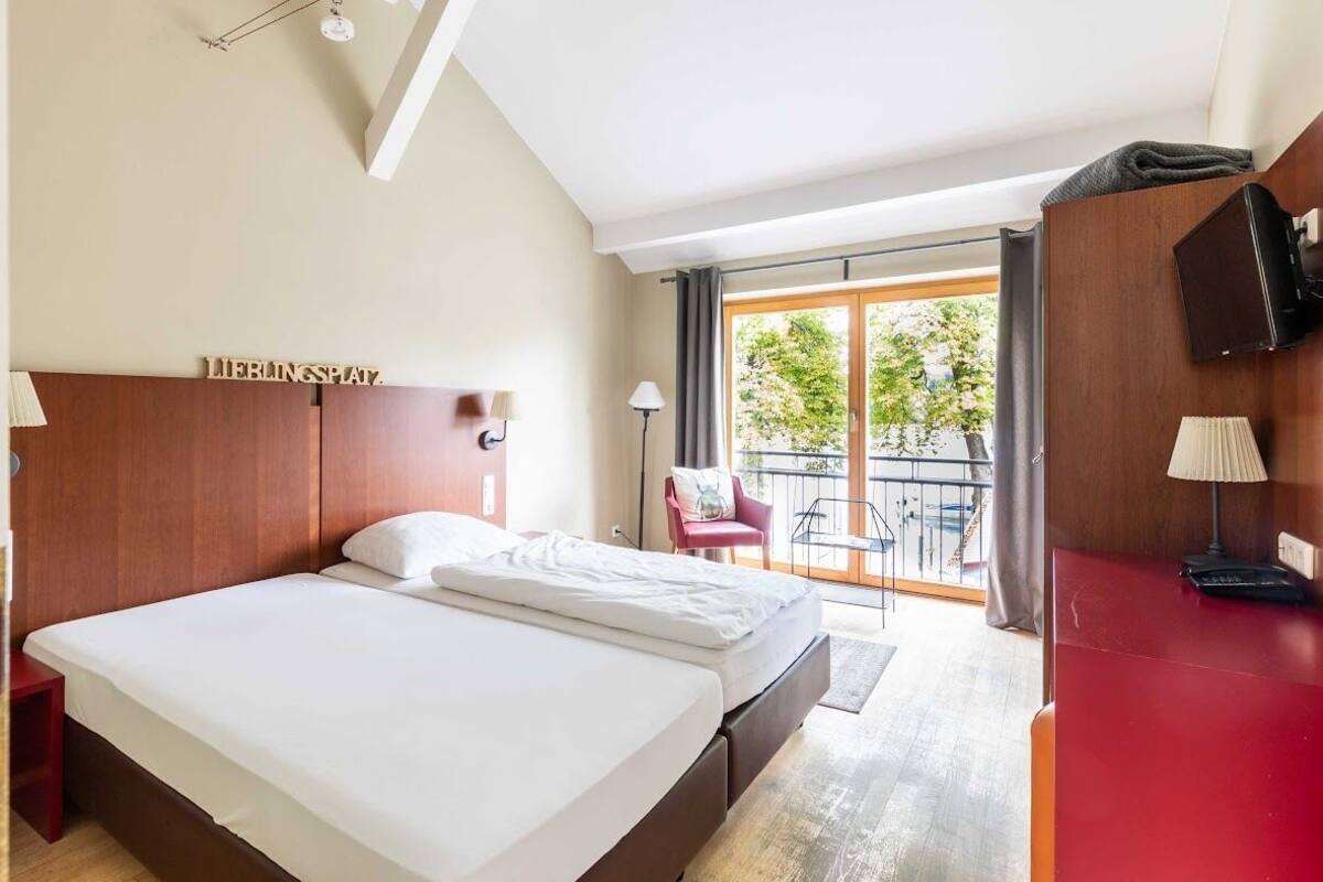 double room (seeblick) | desk, cots/infant beds, rollaway beds