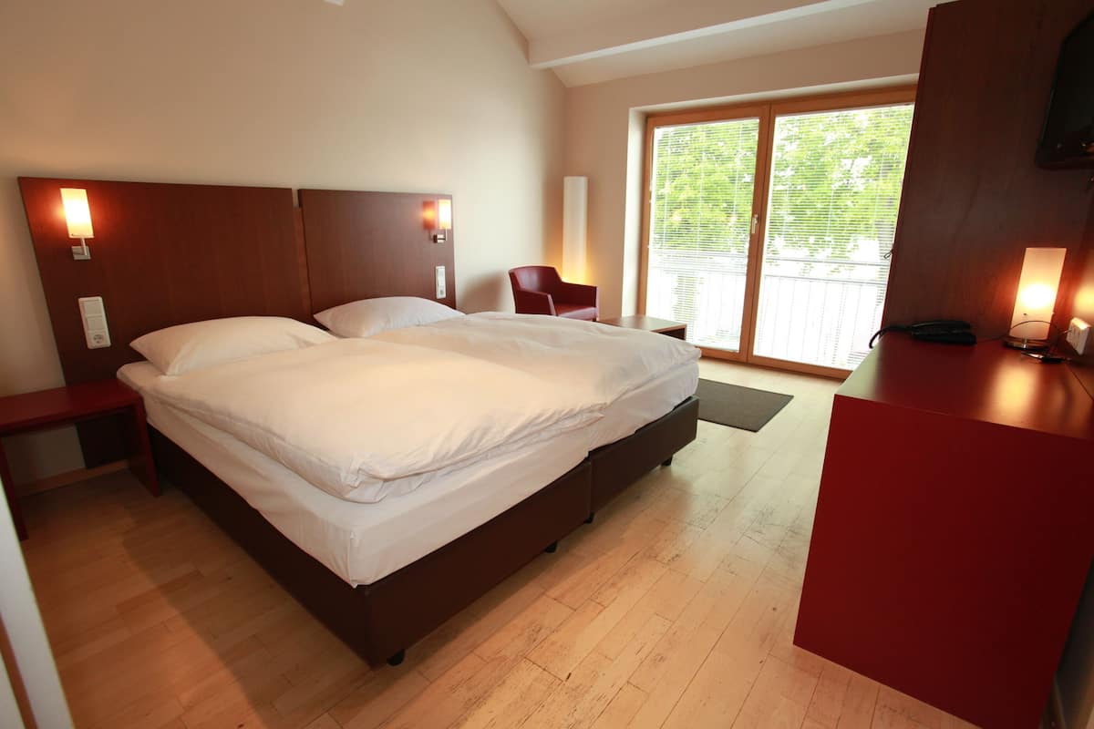 double room (seeblick) | desk, cots/infant beds, rollaway beds