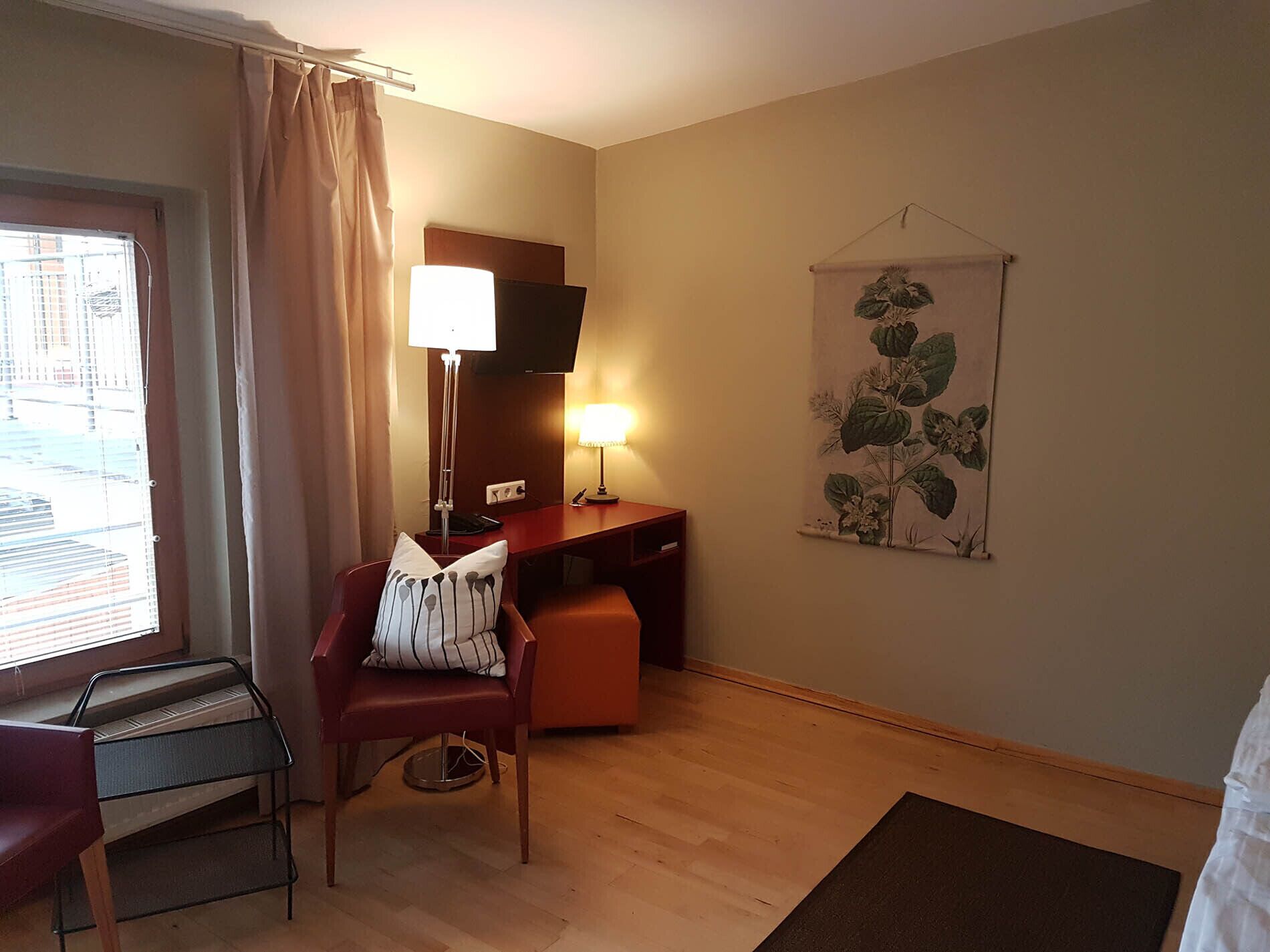 double room (seitenflügel) | desk, cots/infant beds, rollaway beds