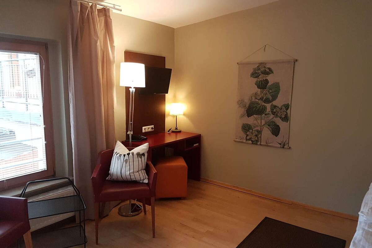 double room (seitenflügel) | desk, cots/infant beds, rollaway beds