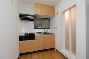 Fridge, microwave, stovetop, cookware/dishes/utensils