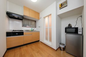 Fridge, microwave, stovetop, cookware/dishes/utensils - 101 Quiet apartment 1 minute walk from Shimoitabashi Station free pocket WiFi / Toshima-ku Tokyo (Toshima-ku)