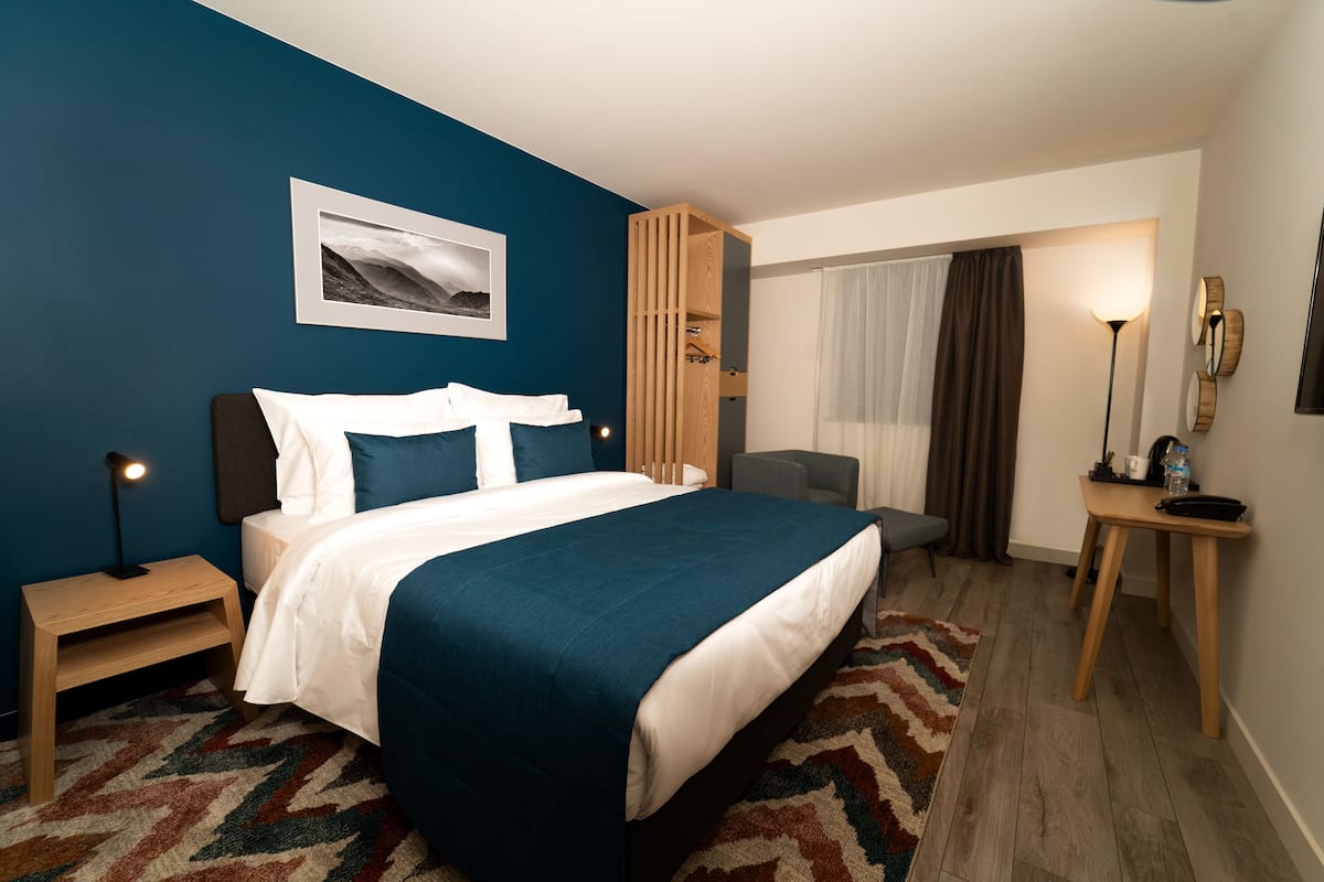 Minibar, Zimmersafe, Schreibtisch, laptopgeeigneter Arbeitsplatz