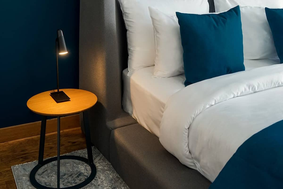 Minibar, Zimmersafe, Schreibtisch, laptopgeeigneter Arbeitsplatz